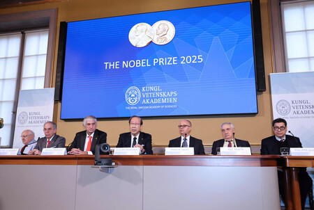 スウェーデン王立科学アカデミーで記者会見する京都大の北川進特別教授(中央)=7日、ストックホルム