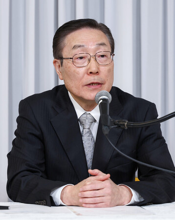 辞任を発表し、記者会見する世界平和統一家庭連合(旧統一教会)の田中富広会長=9日午後、東京都渋谷区