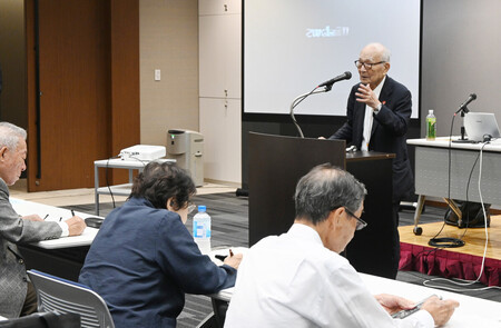 日本被団協の会議で、「もう少し頑張りましょう」と呼び掛ける田中熙巳代表委員(右奥)=10月8日、東京都千代田区