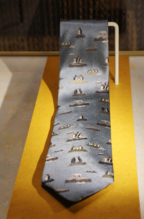 ノーベル博物館に展示されている、2021年にノーベル物理学賞を受賞した真鍋淑郎さん寄贈のネクタイ=9日、ストックホルム