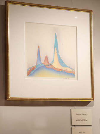 ノーベル博物館に展示されている、1987年にノーベル生理学・医学賞を受賞した利根川進さん寄贈の絵=9日、ストックホルム