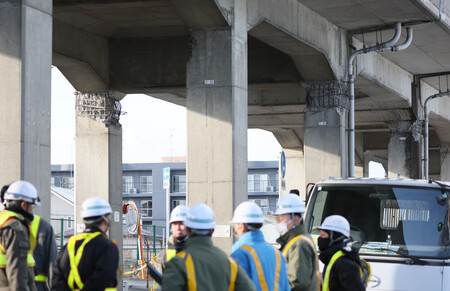 地震の影響でコンクリートがはがれた八戸線の高架橋の支柱=10日午前、青森県八戸市