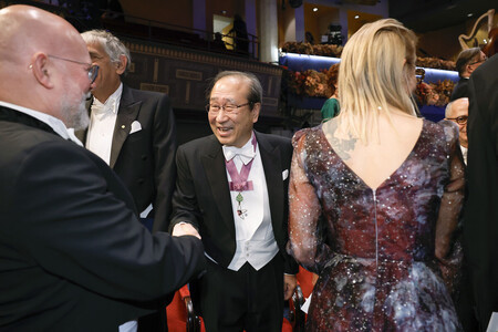 ノーベル賞授賞式を終え、笑顔を見せる化学賞の北川進・京都大特別教授(中央)=10日、ストックホルム(代表撮影・時事)