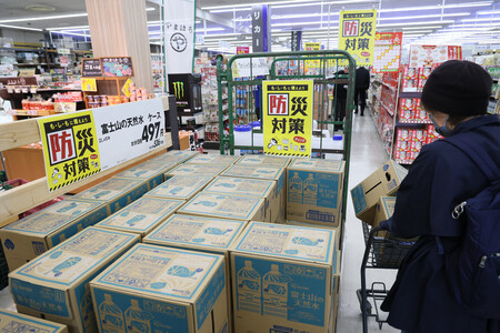 防災用品が並ぶホームセンター「サンデー八戸根城店」の店内=10日午前、青森県八戸市