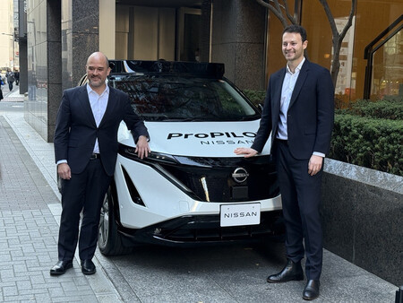 協業契約を結んだ日産自動車のイバン・エスピノーサ社長(左)と、英新興企業ウェイブ・テクノロジーズのアレックス・ケンダル最高経営責任者=10日午前、東京都中央区