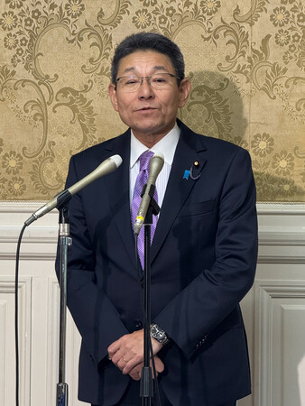 自民党の梶山弘志国対委員長との会談後、記者団の取材に応じる立憲民主党の笠浩史国対委員長=10日午後、国会内