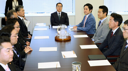 衆院政治改革特別委員会理事懇談会に臨む伴野豊委員長(中央)ら=10日午後、国会内