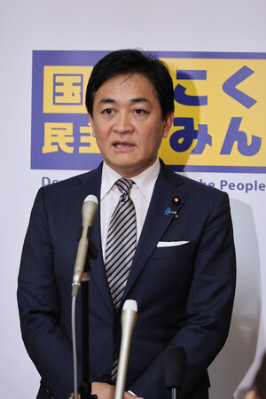 衆院予算委員会での質問を終え、取材に応じる国民民主党の玉木雄一郎代表=10日午後、国会内