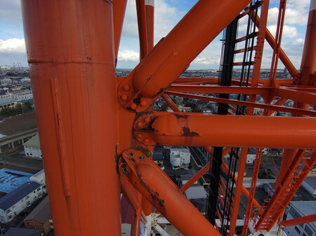 損傷した、NTT青森八戸ビルに設置されている鉄塔のボルト部分(NTT東日本提供)