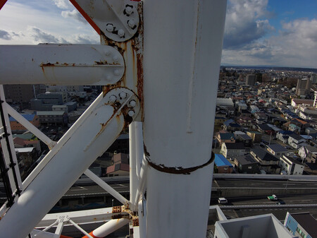 損傷した、NTT青森八戸ビルに設置されている鉄塔の柱(NTT東日本提供)