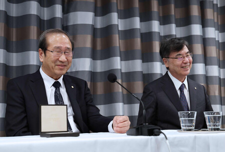 ノーベル賞授賞式から一夜明け、記者会見で笑顔を見せる京都大の北川進特別教授(左)と大阪大の坂口志文特任教授=11日、ストックホルム