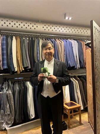 ノーベル賞授賞式を前に、ストックホルム市内の老舗紳士服店でえんび服を試着した大阪大の坂口志文特任教授と「ワニ博士」(阪大公式Xより)