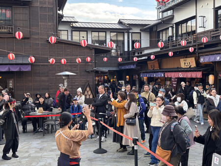 多くの飲食店が軒を連ね、食べ歩きもできる「豊洲 千客万来」=9日、東京都江東区