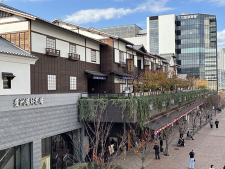 豊洲市場の食材を使ったグルメなどが楽しめる「豊洲 千客万来」=9日、東京都江東区