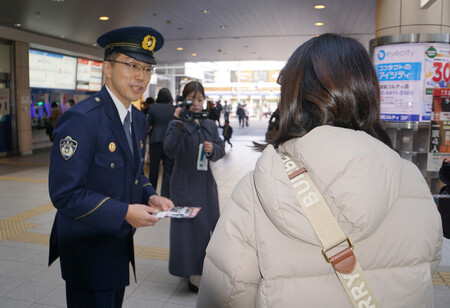 世田谷一家殺害事件の情報提供を求める警視庁成城署の佐藤圭一郎署長(左)=13日午前、東京都世田谷区