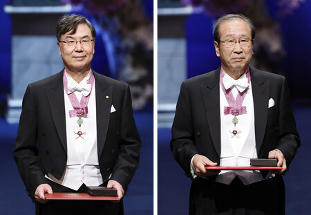 ¥Î¡¼¥Ù¥ë¾Þ¼ø¾Þ¼°¤Ç¡¢À¸Íý³Ø¡¦°å³Ø¾Þ¤Î¥á¥À¥ë¤È¾Þ¾õ¤ò¼øÍ¿¤µ¤ì¤¿ºä¸ý»ÖʸÂçºåÂçÆÃǤ¶µ¼ø¡Ê¼Ì¿¿º¸¡Ë¤È¡¢²½³Ø¾Þ¤Î¥á¥À¥ë¤È¾Þ¾õ¤ò¼øÍ¿¤µ¤ì¤¿ËÌÀî¿ÊµþÅÔÂçÆÃÊ̶µ¼ø¡ÊƱ±¦¡Ë¡á£±£²·î£±£°Æü¡¢¥¹¥È¥Ã¥¯¥Û¥ë¥à