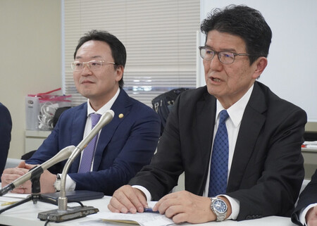 無罪判決を受けて記者会見する日暮清被告(右)。左は小松正和弁護士=15日午後、横浜市