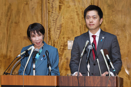 与党党首会談を終え、共同記者会見する高市早苗首相(左)と日本維新の会の吉村洋文代表=16日午後、国会内