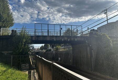 点検業務で談合が行われた跨線橋(公正取引委員会提供)