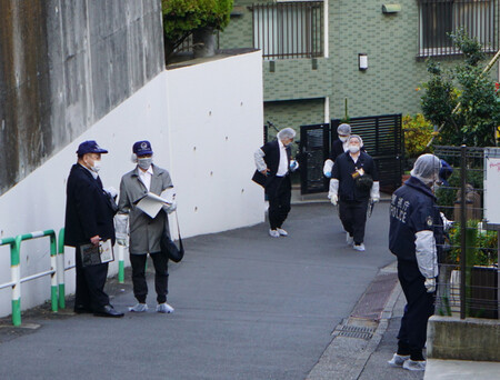 女性が刺された現場付近を調べる警視庁の捜査員ら=29日午後、東京都新宿区