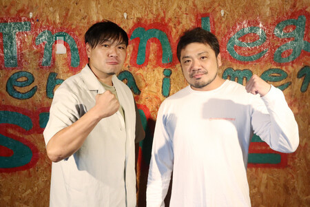 秋田県のご当地ヒーロー「超神ネイガー」をスーツアクターとして支えている佐藤智隆さん(右)と弟の史崇さん=10月28日、同県にかほ市