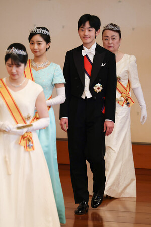「新年祝賀の儀」に臨まれる秋篠宮家の長男悠仁さま=1日午前、皇居・宮殿「松の間」