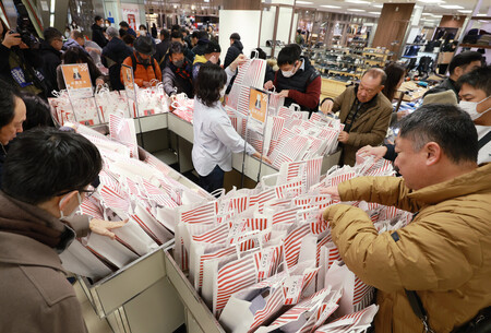 ¤½¤´¤¦²£ÉÍŹ¤Î½éÇä¤ê¤ÇÊ¡ÂÞ¤òÉÊÄê¤á¤¹¤ë¿Í¤¿¤Á¡á£²Æü¸áÁ°¡¢²£ÉÍ»Ô