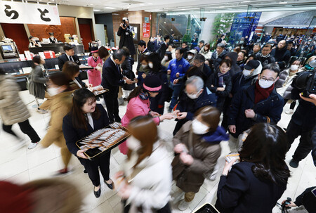 ¤½¤´¤¦²£ÉÍŹ¤¬³«Å¹¤·¡¢Æþʤ¹¤ë¿Í¤¿¤Á¡á£²Æü¸áÁ°¡¢²£ÉÍ»Ô