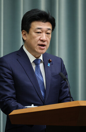 記者会見する木原稔官房長官=7日午前、首相官邸