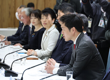 政府・与党連絡会議で発言する日本維新の会の吉村洋文代表(右端)=9日午後、首相官邸