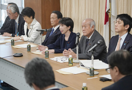 自民党の全国幹事長会議であいさつする高市早苗首相(右から3人目)=21日午後、東京・永田町の同党本部