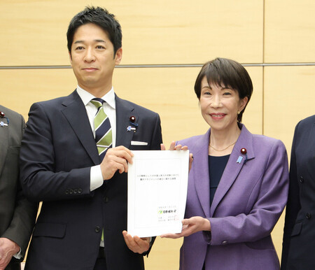 日本維新の会の藤田文武共同代表(左)から外国人政策に関する提言を受け取る高市早苗首相=22日午後、首相官邸