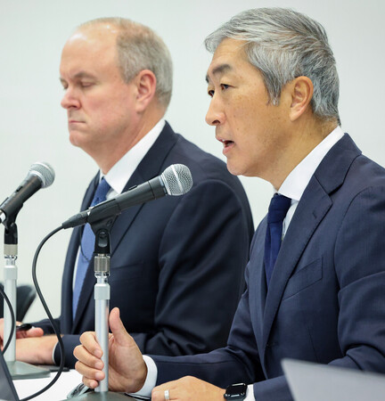 記者の質問に答えるプルデンシャル生命の間原寛社長(右)ら=23日午後、東京都港区