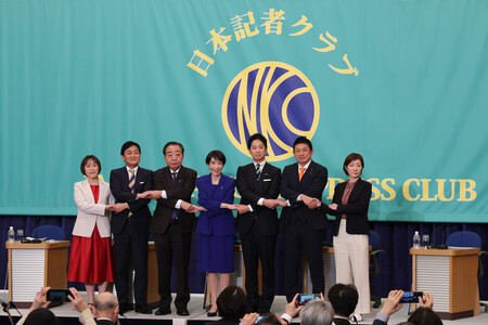 日本記者クラブ主催の党首討論会を前に、握手する各党党首ら。左から共産党の田村智子委員長、国民民主党の玉木雄一郎代表、中道改革連合の野田佳彦共同代表、高市早苗首相(自民党総裁)、日本維新の会の藤田史武共同代表、参政党の神谷宗幣代表、れいわ新選組の大石晃子共同代表=26日午後、東京都千代田区