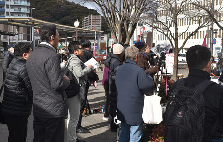 街頭演説に耳を傾ける人々=31日午前、大津市
