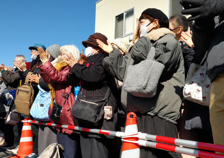 衆院選の街頭演説を聞く人々=31日午前、埼玉県春日部市