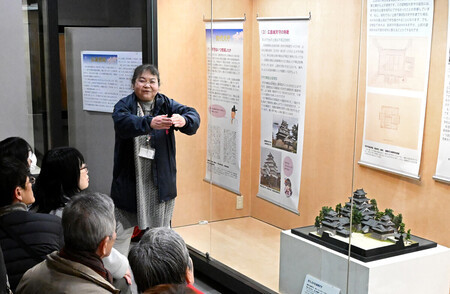 広島城天守内で企画展の解説をする学芸員の本田美和子さん(左奥)=1日、広島市中区
