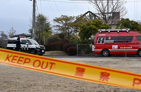 火災があり、敷地内で男性が血を流して倒れているのが見つかった民家=16日午後、広島県東広島市