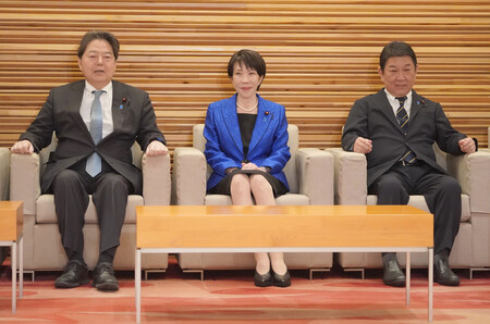 臨時閣議に臨む高市早苗首相(中央)=19日午前、首相官邸