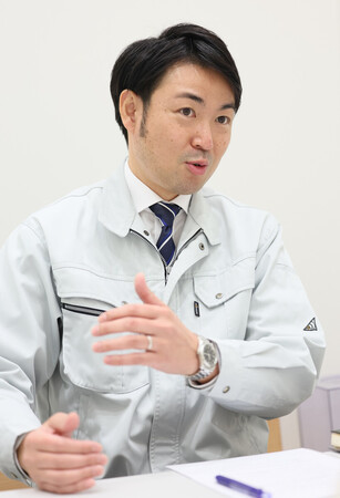 取材に応じる宮城県山元町産業観光課の菊地卓さん=1月13日、同町