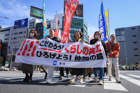 連合の2026年春闘の中央集会を終え、デモ行進する芳野友子会長(前列右から2人目)ら=28日午前、東京都港区