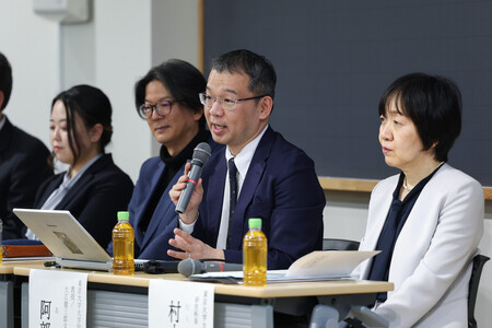 大江健三郎さんの未発表小説が発見され、記者会見する東京大大学院の阿部賢一教授(右から2人目)ら=2日午後、東京都文京区