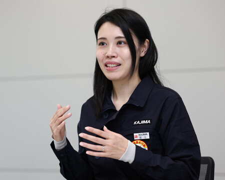 インタビューに答える鹿島の百合恭子さん=2月20日、東京都港区