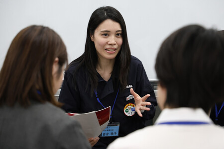 若手女性社員の研修で質問に答える鹿島の百合恭子さん(中央)=2月20日、東京都港区