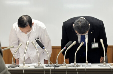 記者会見で謝罪する千歳市民病院の伊藤昭英院長(左)ら=16日午後、北海道千歳市