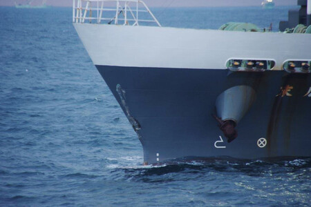 漁船との衝突でできたとみられる貨物船の傷=17日午前、青森県沖(八戸海上保安部提供)