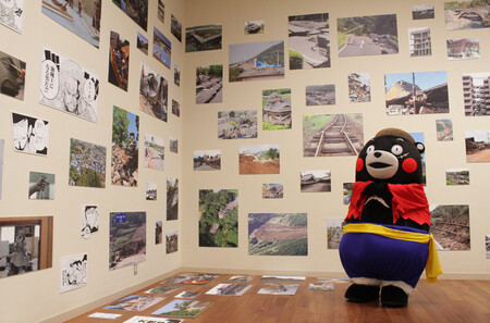 熊本県と漫画「ONE PIECE(ワンピース)」がコラボした熊本地震復興特別展と県の人気キャラクター「くまモン」=20日午前、熊本市中央区