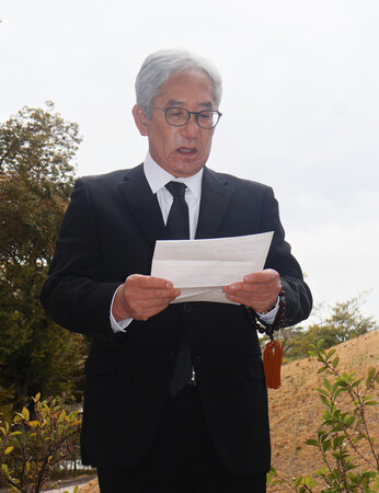 遺骨引き渡し後、あいさつする梶山修治さん=22日午前、広島市中区