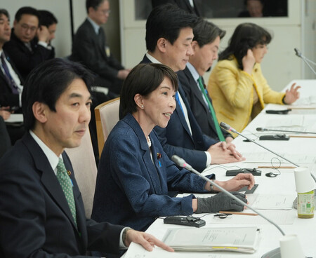 経済財政諮問会議で発言する高市早苗首相(左から2人目)=26日午後、首相官邸