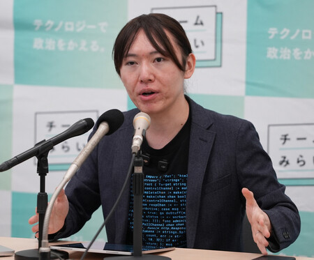 記者会見するチームみらいの安野貴博党首=3日、国会内